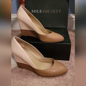 New in box Sole Society size 10 two-tone briwn and cream wedge heel.
